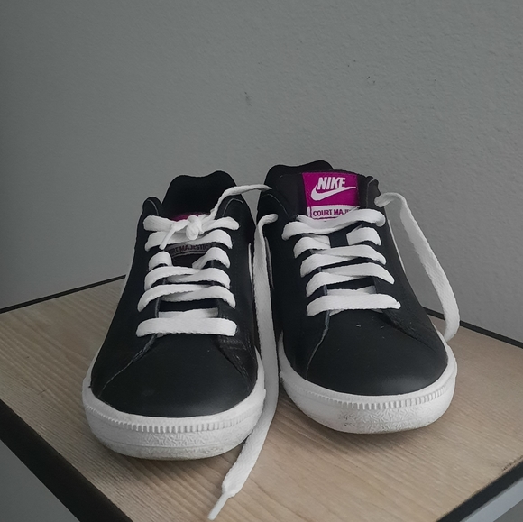 Nike - Picture 2 of 4